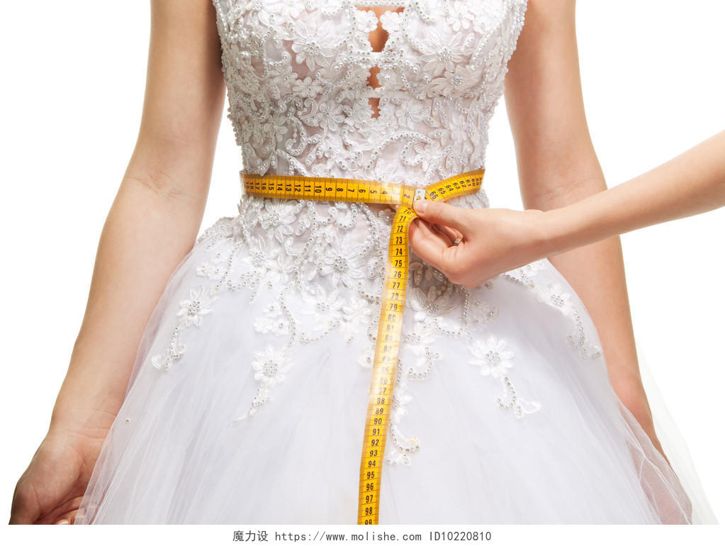 穿着白色蕾丝花纹裙子的女人测量腰围